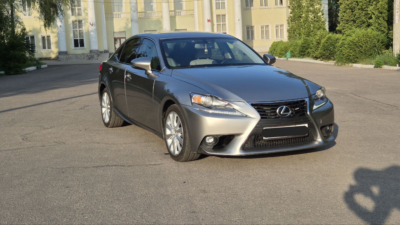 Автомобиль Lexus is 200t