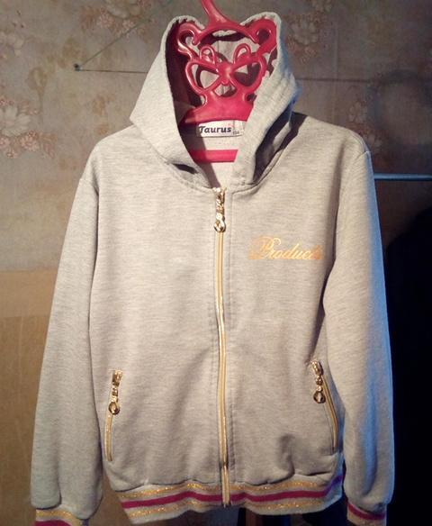 Продаю кофту на молнии.
