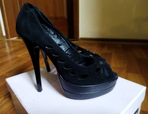 Новые туфли из натурального замша фирмы ERISSES