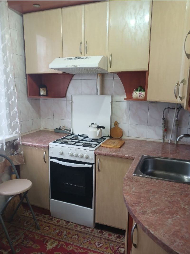 Срочная продажа. Цена снижена на 1 мл. 1 ком. квартира в Калининском р-не. ул. 50 гв. дивизии